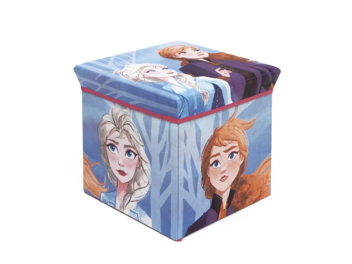 Disney Frozen Aufbewahrungshocker Seitenansicht – Elsa links & Anna rechts auf blauem Stoff, roter Paspelierung, geschlossen mit Deckel, 30x30x30 cm