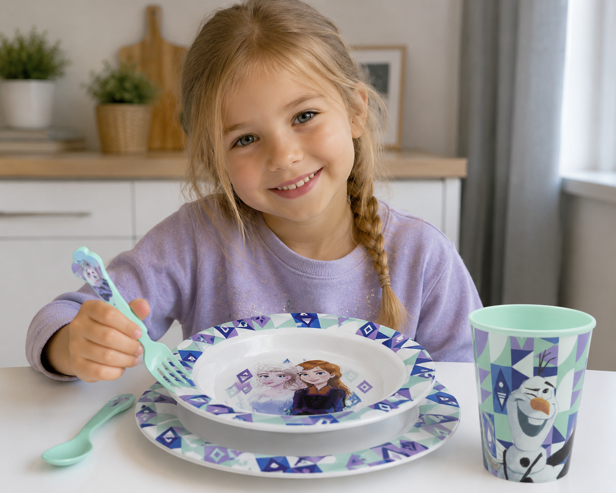 Mädchen benutzt Disney Frozen Eiskönigin Frühstücksset – Teller, Schüssel & Becher mit Elsa, Anna & Olaf, Lifestyle