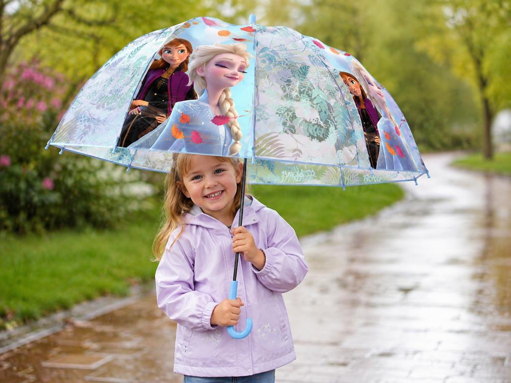 Mädchen haelt Disney Frozen Eiskoenigin Kinder-Regenschirm transparent Elsa Anna im Regen Lifestyle