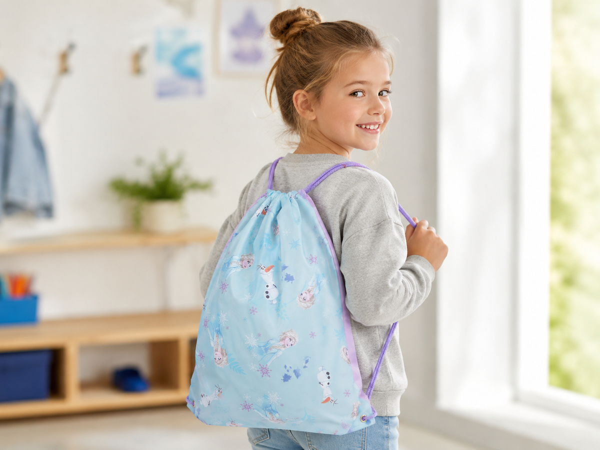 Maedchen traegt Disney Frozen Eiskoenigin Sportbeutel Crystalized hellblau lila Elsa Anna Olaf Lifestyle