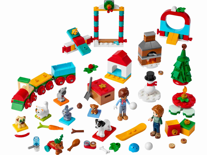 LEGO Friends Adventskalender 2023 (41758) Inhalt – Figuren Leo & Autumn, Tiere, Weihnachtsbaum, Mini-Modelle & Zubehör, alle 231 Teile freigestellt