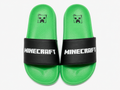 Minecraft Kinder Badeschlappen grün-schwarz – Draufsicht mit schwarzem „Minecraft" Riemen und Creeper-Kopf auf der Innensohle