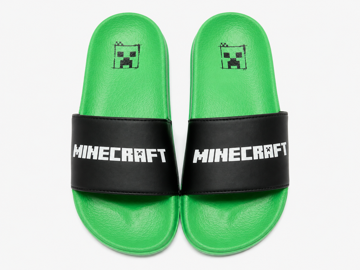 Minecraft Kinder Badeschlappen grün-schwarz – Draufsicht mit schwarzem „Minecraft" Riemen und Creeper-Kopf auf der Innensohle